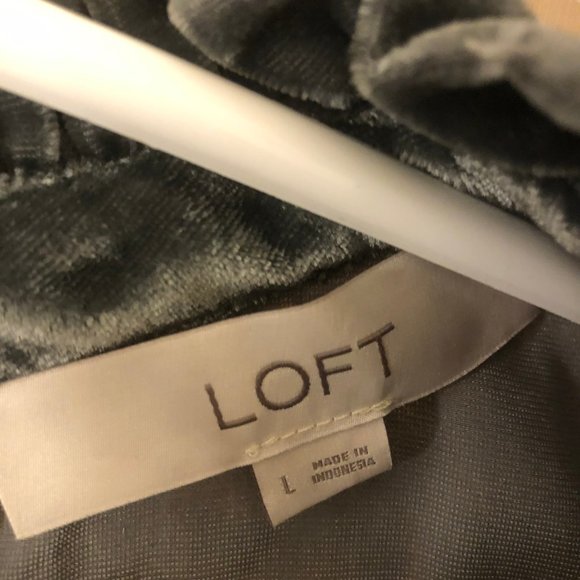 NWOT LOFT- Velvet Ruffle Flutter Shell - Picture 4 of 4
